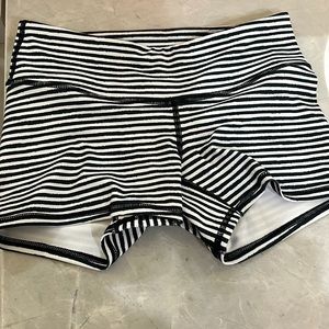 Biker shorts in black and white stripe